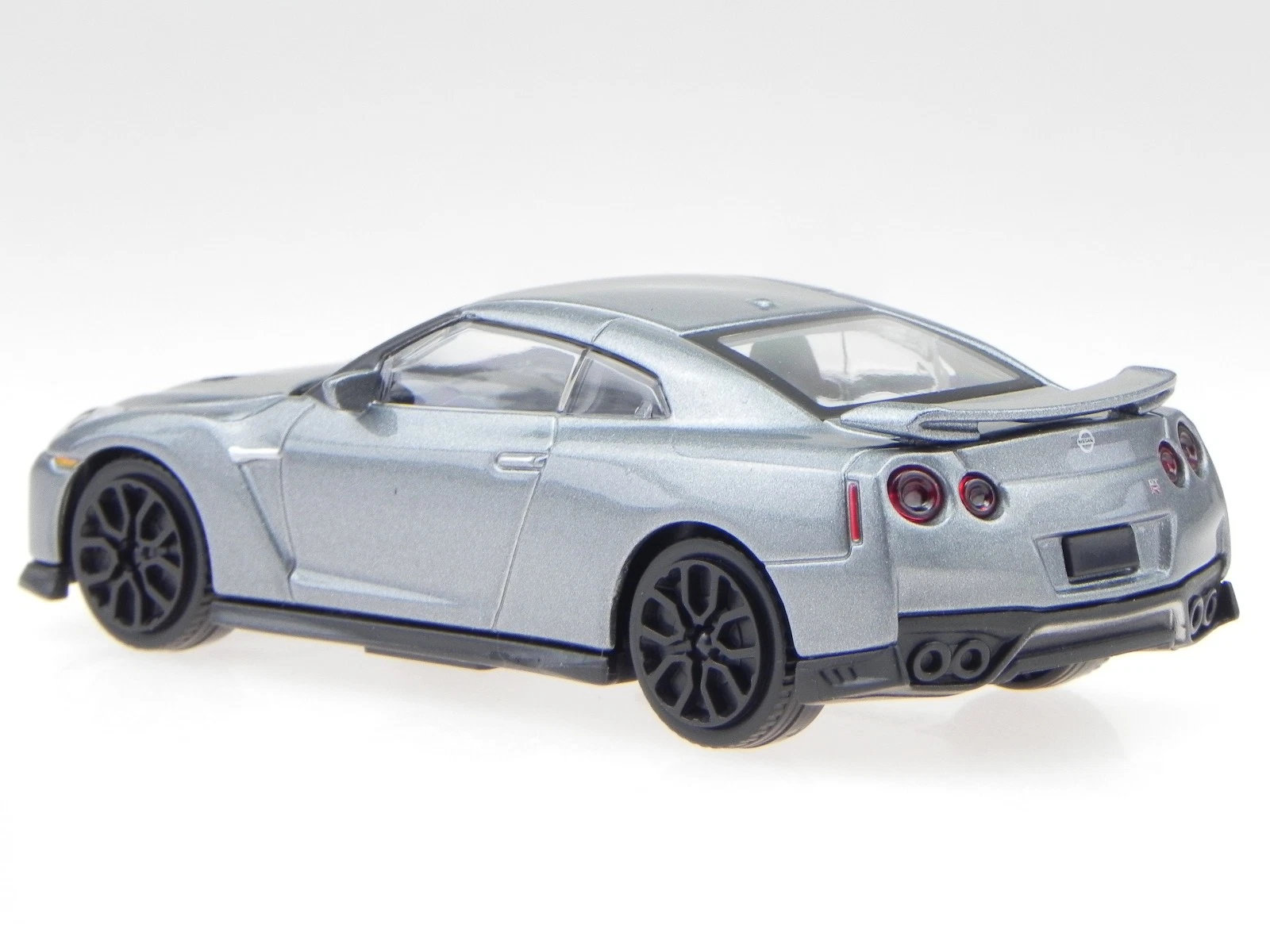 1:43 Bburago Street Fire - 2017 Nissan GT-R in Blister Card - Image 3