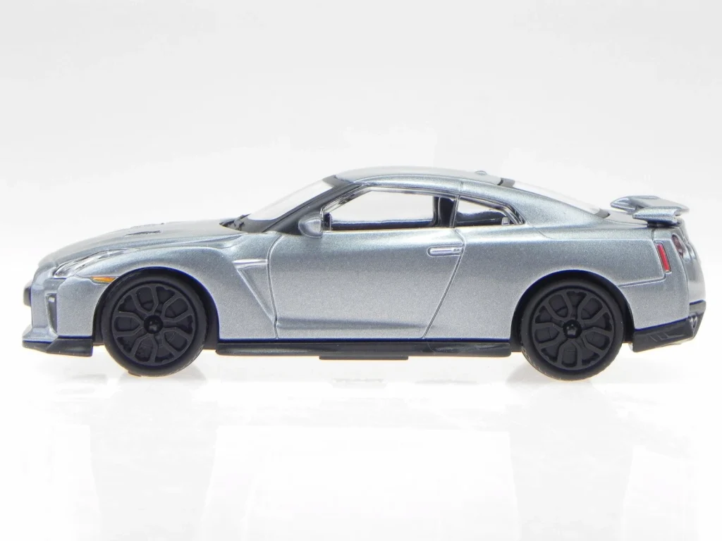 1:43 Bburago Street Fire - 2017 Nissan GT-R in Blister Card