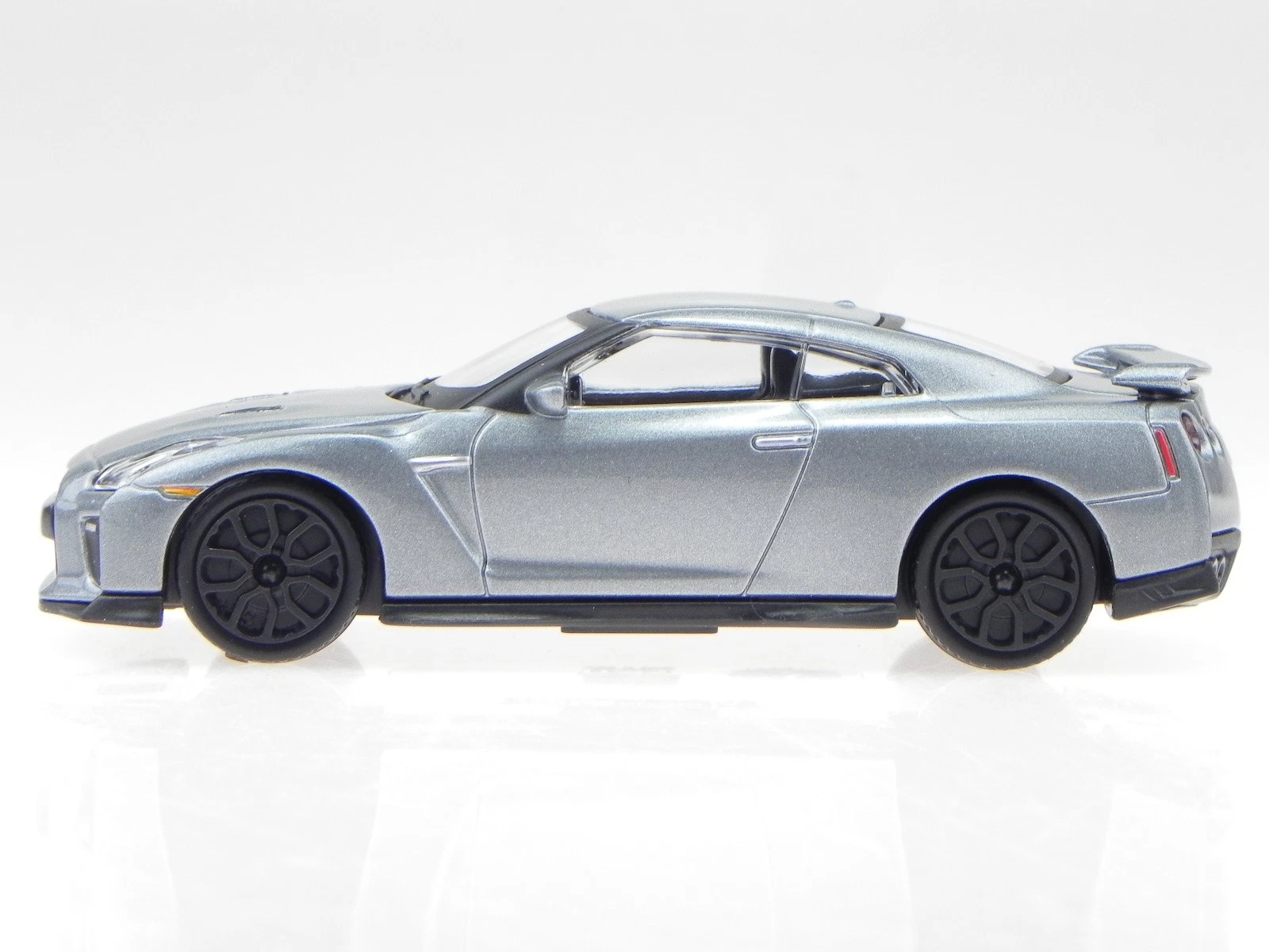 1:43 Bburago Street Fire - 2017 Nissan GT-R in Blister Card - Image 2